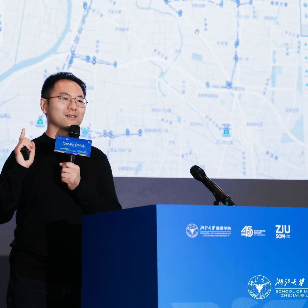 王洋博士在活动讲台发言